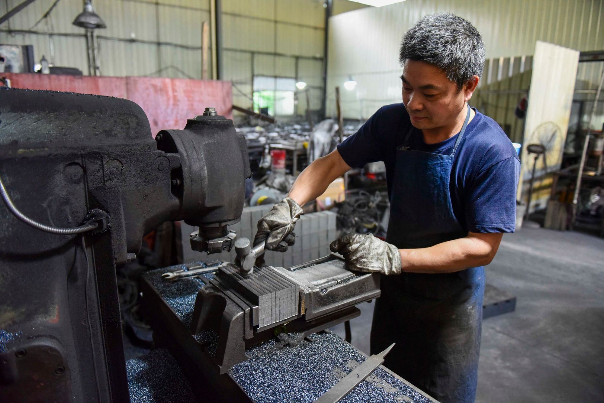 工場で機械を扱う作業者