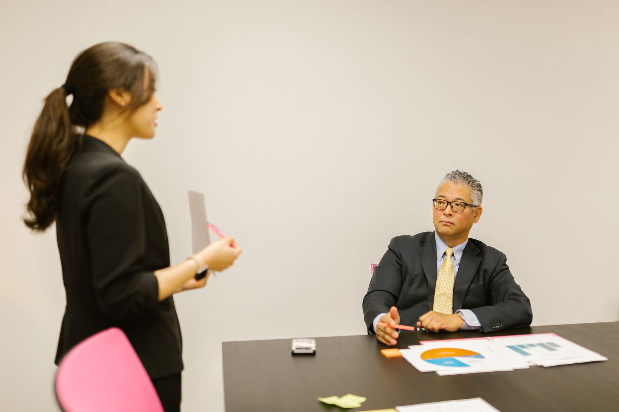 立って説明する人と聞く人